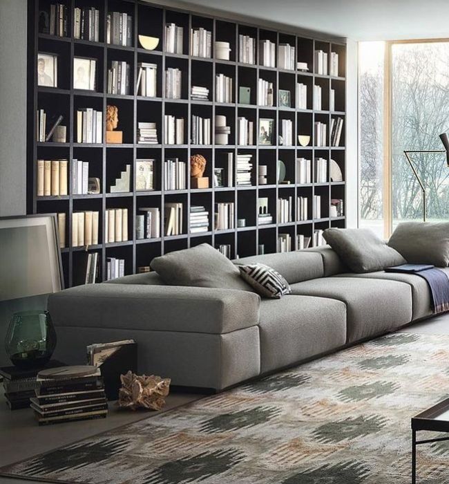 Libreria su misura a tutta altezza con ante in legno e mensole aperte